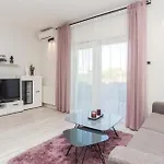 2 Bedroom Gorgeous In Prázdninový dům *