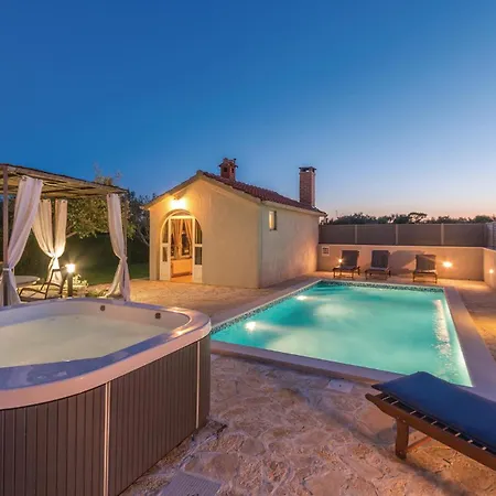 2 Bedroom Gorgeous In Holiday home