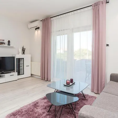 2 Bedroom Gorgeous In Holiday home *