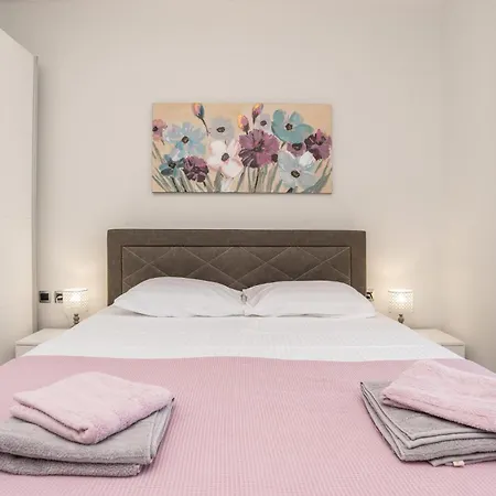 2 Bedroom Gorgeous In Holiday home *