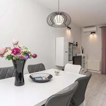 2 Bedroom Gorgeous In Holiday home Zadar