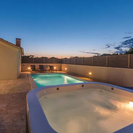 2 Bedroom Gorgeous In Holiday home *