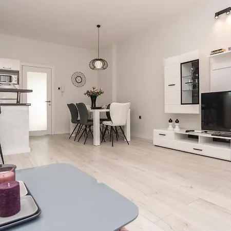 2 Bedroom Gorgeous In Holiday home Zadar