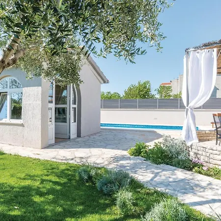 2 Bedroom Gorgeous In Holiday home Zadar