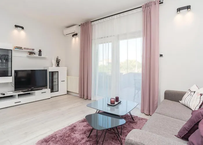 2 Bedroom Gorgeous In Σπίτι διακοπών *