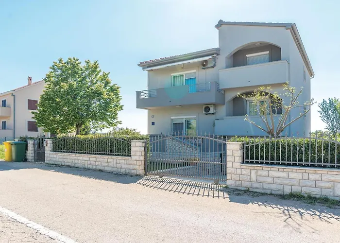 2 Bedroom Gorgeous In Σπίτι διακοπών *